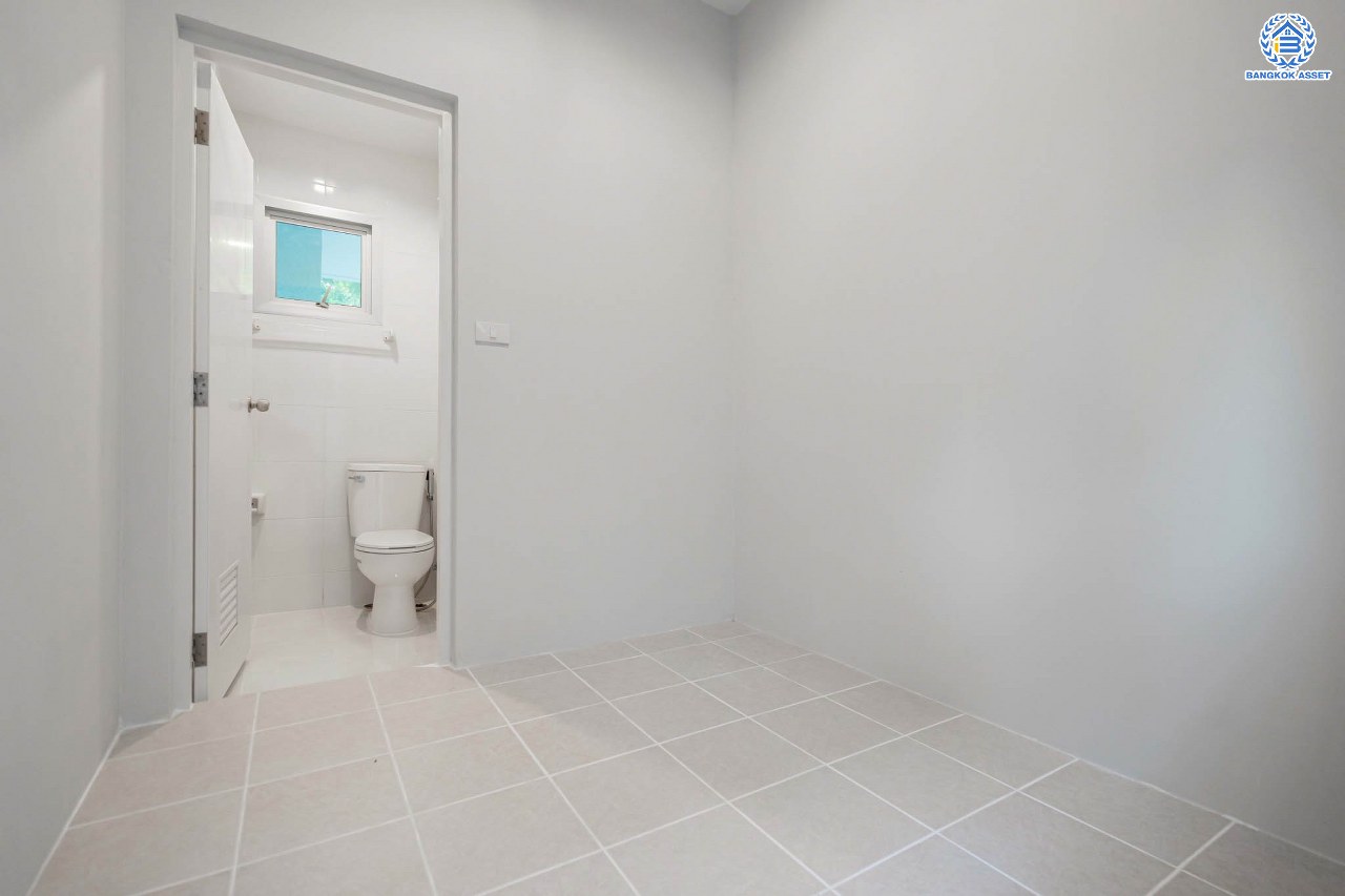 บ้านมือสองตกแต่งใหม่ โครงการ ไลฟ์บางกอกบูเลอวาร์ด ราชพฤกษ์-รัตนาธิเบศร์ เนื้อที่ 63 ตร.ว. ดีไซน์ตอบทุกไลฟ์สไตล์ ฟังก์ชัน 3 ห้องนอน 5 ห้องน้ำ 1 ห้องแม่บ้าน จอดรถได้ 2 คัน บนทำเลติดถนนราชพฤกษ์ ใกล้โรงเรียนเด่นหล้า  ห้าง Robinson Lifestyle Ratchaphruek เชื่อมต่อทุกเส้นทาง ใกล้รถไฟฟ้าสายสีชมพู "สถานีปากเกร็ด" และจุดขึ้นทางด่วน "ศรีรัช"